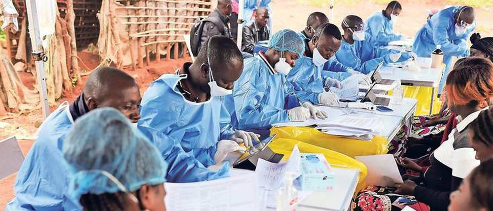 In dem Dorf Mangina in der Provinz Nord-Kivu der Demokratischen Republik Kongo werden die Menschen mit einem neuen Impfstoff gegen Ebola versorgt. Wegen militärischer Konflikte in der Region ist das nicht überall möglich.