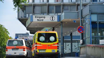 Rettungswagen vor dem Krankenhaus Benjamin Franklin der Charité.