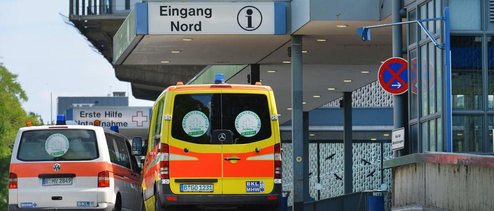 Rettungswagen vor dem Krankenhaus Benjamin Franklin der Charité.