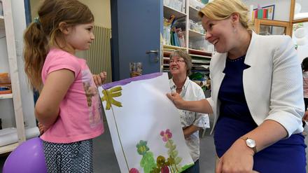 Bundesfamilienministerin Franziska Giffey besucht eine Kita.