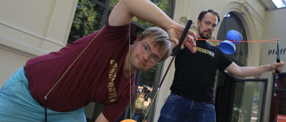 Diabolo-Künstler Florian Klotz (vorn) und sein Tandempartner Johannes Dudek vom Circus Sonnenstich.