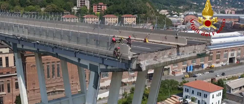 Blick auf die am 14.08.2018 teilweise eingestürzte Morandi-Autobahnbrücke in Genua.