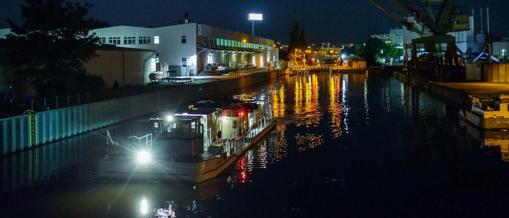 Das Belüftungsschiff "Rudolf Kloos" fährt durch den Neuköllner Schifffahrtskanal.
