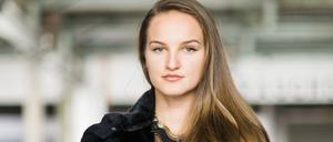 Politisch. Die 18-Jährige Tergite Zerqiri fordert auf einem Plakat eine faire Bezahlung für Frauen.