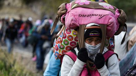 Eine Frau aus Venezuela ist mit anderen Flüchtlingen auf dem Weg nach Peru.