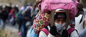 Eine Frau aus Venezuela ist mit anderen Flüchtlingen auf dem Weg nach Peru.