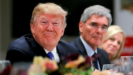 Donald Trump in Davos. Im Hintergrund: Siemens-Chef Joe Kaeser.