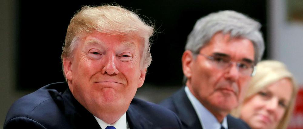 Donald Trump in Davos. Im Hintergrund: Siemens-Chef Joe Kaeser.