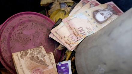 100 venezolanische Bolivar - im Müll.