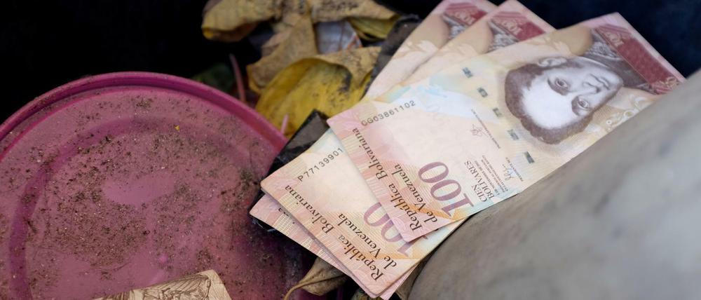 100 venezolanische Bolivar - im Müll.