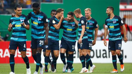 Hertha jubelt. Und Marvin Plattenhardt (4. v. r.) ist nach seinem Traumtor mittendrin.