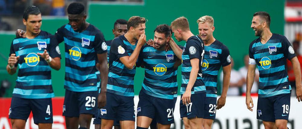 Hertha jubelt. Und Marvin Plattenhardt (4. v. r.) ist nach seinem Traumtor mittendrin.