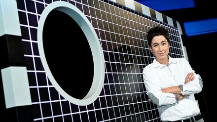 Dunja Hayali vor der Torwand des "Aktuellen Sportstudios", das sie am Samstag zum ersten Mal moderieren wird.