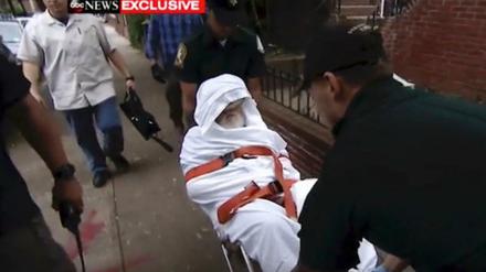 Jakiw Palij, ein ehemaliger SS-Mann, wird auf einer Trage aus seinem Haus im Stadtteil Queens getragen. 