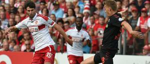 Pech gehabt. Tim Kruse (l.) verschießt den einzigen Elfmeter für den FC Energie. Nils Petersen trifft wie alle anderen Freiburger.