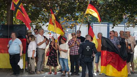 Teilnehmer einer Demonstration gegen Kanzlerin Angela Merkel.