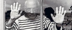 Robert Doisneau fotografierte den Maler Pablo Picasso 1952 in einem Streifenhemd in seinem Atelier im französischen Vallauris. Das Foto war in der Ausstellung „Picasso. Fenster zur Welt“ im Hamburger Bucerius Kunst Forum zu sehen.