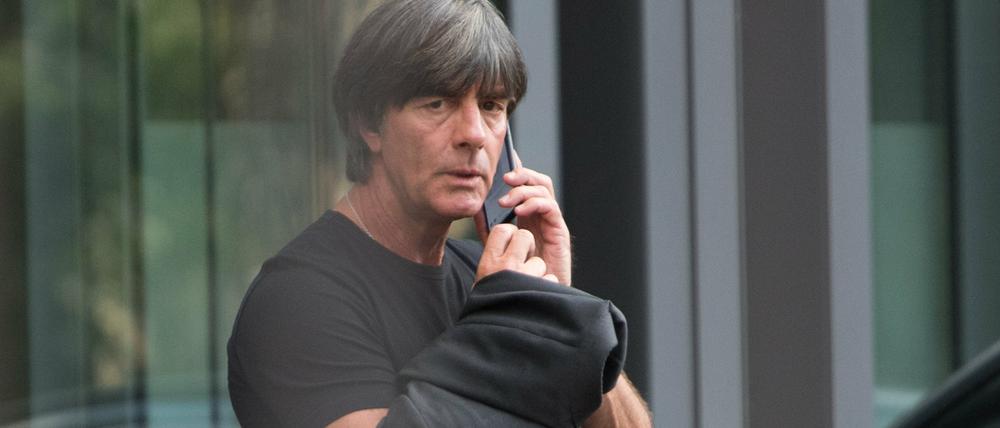 Bundestrainer Joachim Löw verlässt nach einem Treffen von DFL und DFB die Zentrale der Deutschen Fußball Liga (DFL). 