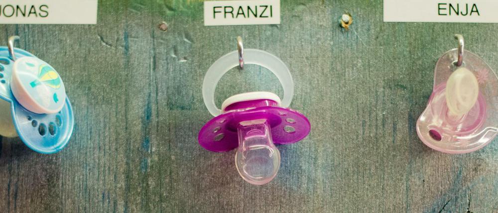 Schnuller von Kleinkindern in einer Kita (Symbolbild)