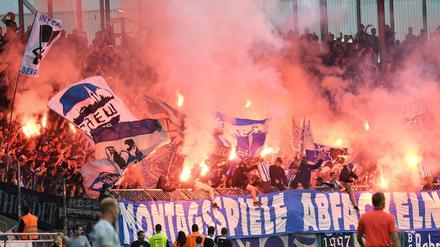 Klare Botschaft. Auch Herthas Fans sind gegen Montagsspiele - was sie am Montagabend beim Pokalspiel in Braunschweig feurig kundtaten.