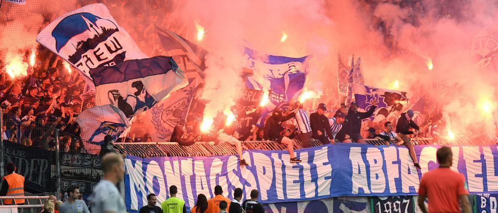 Klare Botschaft. Auch Herthas Fans sind gegen Montagsspiele - was sie am Montagabend beim Pokalspiel in Braunschweig feurig kundtaten.