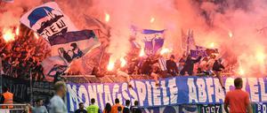 Klare Botschaft. Auch Herthas Fans sind gegen Montagsspiele - was sie am Montagabend beim Pokalspiel in Braunschweig feurig kundtaten.
