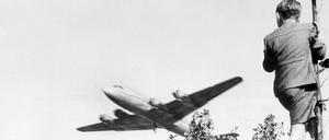 Los geht es mit einer Ausstellung zu 70 Jahren Luftbrücke. 