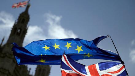 Eine EU-Flagge und eine britische Nationalflagge vor dem britischen Parlament 