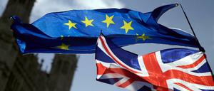 Eine EU-Flagge und eine britische Nationalflagge vor dem britischen Parlament 