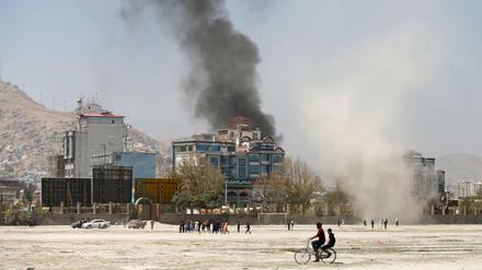 Rauchwolken hängen am Dienstag über Kabul.