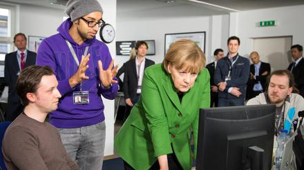 Mit Hoodie und Mütze: Start-up-Unternehmer Ijad Madisch zeigte Kanzlerin Merkel 2013 seine Berliner Firma Researchgate - jetzt sitzt der Unternehmer im Digitalrat der Bundesregierung.