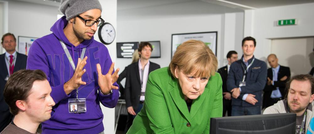 Mit Hoodie und Mütze: Start-up-Unternehmer Ijad Madisch zeigte Kanzlerin Merkel 2013 seine Berliner Firma Researchgate - jetzt sitzt der Unternehmer im Digitalrat der Bundesregierung.
