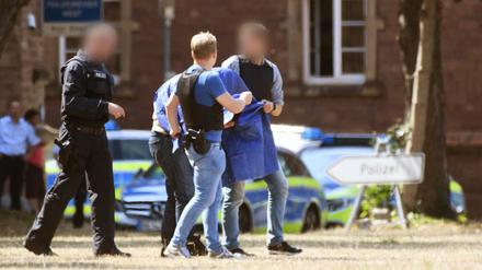 Der Terrorverdächtige Magomed-Ali C. wird nach einem Haftprüfungstermin beim Bundesgerichtshof zu einem Hubschrauber geführt.