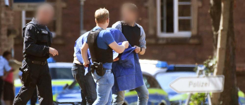 Der Terrorverdächtige Magomed-Ali C. wird nach einem Haftprüfungstermin beim Bundesgerichtshof zu einem Hubschrauber geführt.