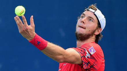 Voll konzentriert: Jan-Lennard Struff vor einem Aufschlag gegen den Italiener Marco Cecchinato.