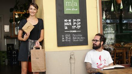 Schluss mit der Vermüllung: Auch Anna Mohr vom Café „m/a feine Kost“ setzt auf Mehrwegverpackung.