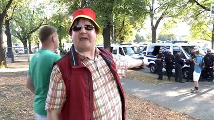 Pegida-Anhänger auf Anti-Merkel-Demo in Dresden: Nicht filmen, bitte!