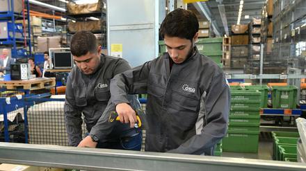 Flüchtlinge aus Syrien bei der Arbeit in einem Vertriebszentrum eines Autobauers in Brandenburg. 