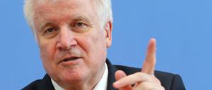 Innenminister Horst Seehofer (CSU) hatte die Abschiebung gefordert und verteidigt die Behörden in NRW.