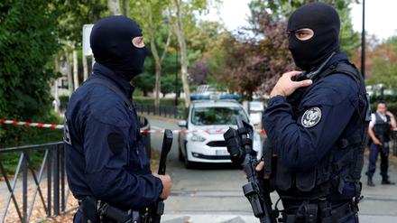 Polizisten am Tatort der Messerattacke in Trappes bei Paris 