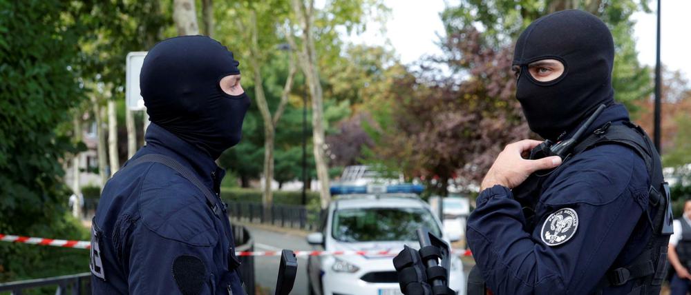 Polizisten am Tatort der Messerattacke in Trappes bei Paris