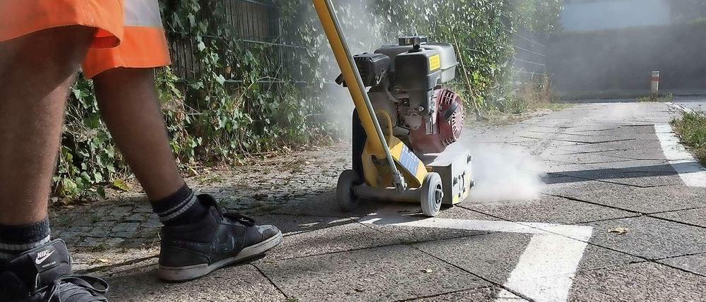 Nur noch Zick, kein Zack. Arbeiter haben am Dienstag mit der Entfernung begonnen.