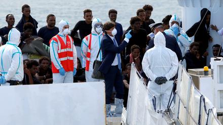 Migranten und Behördenmitarbeiter an Bord der "Diciotti"