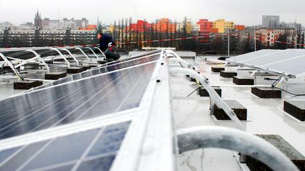 Auf dem Dach der Max-Schmeling-Halle hat eine Berliner Energieagentur die größte Photovoltaikanlage auf einem öffentlichen Gebäude in Berlin errichten lassen.