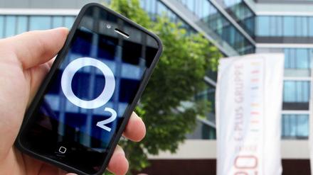 Ein Smartphone mit dem Logo des Telekommunikationskonzern O2. 