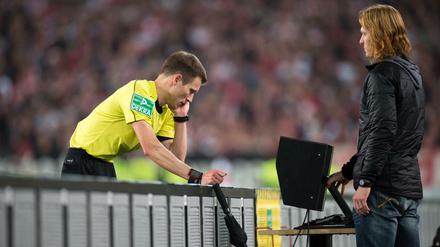Ein Bild, das sich zum Unmut vieler Fans auch noch in der kommenden Bundesligasaison öfter bieten wird: Schiedsrichter Benjamin Cortus überprüft eine Entscheidung mittels Videobeweis. 