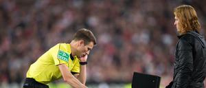 Ein Bild, das sich zum Unmut vieler Fans auch noch in der kommenden Bundesligasaison öfter bieten wird: Schiedsrichter Benjamin Cortus überprüft eine Entscheidung mittels Videobeweis. 
