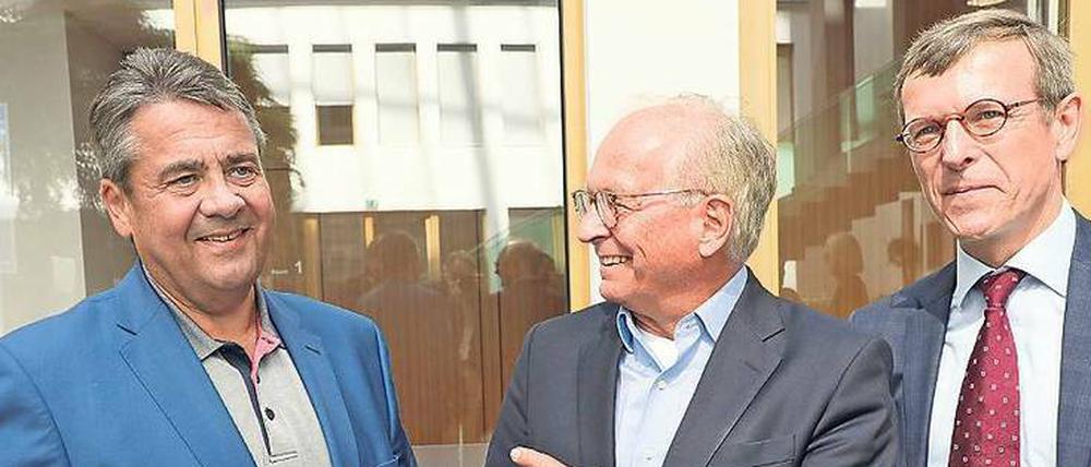 Vom Fach. Gabriel, Ischinger und von Marschall (v. l.). Foto: Wolfgang Kumm/dpa