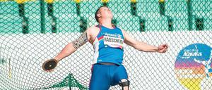 „Jeder soll sich was zutrauen, es gibt immer eigene Wege.“ Tom Habscheid, in Personalunion das Leichtathletik-Nationalteam Luxemburgs, findet Menschen mit Behinderung, Sport und Berlin cool. Aber die Zäune im Jahn-Stadion-Rund nicht. Foto: Ralf Kuckuck/DBS-Akademie