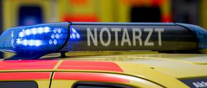 Ein Notarztwagen mit Blaulicht (Symbolbild)